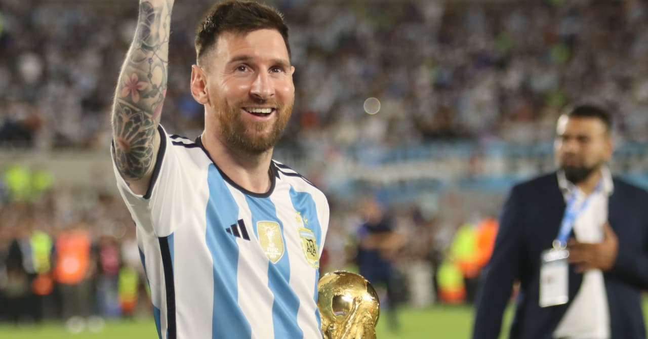Jugador argentino levantando trofeo de la Copa del Mundo