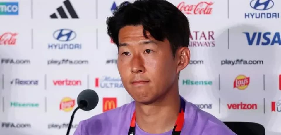Jugador en conferencia de prensa con micrófono