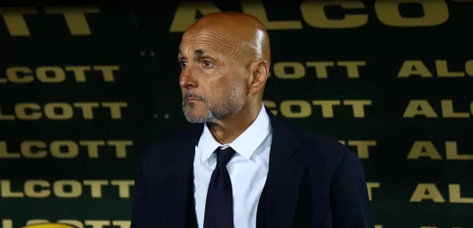 Entrenador observando desde el banquillo del estadio