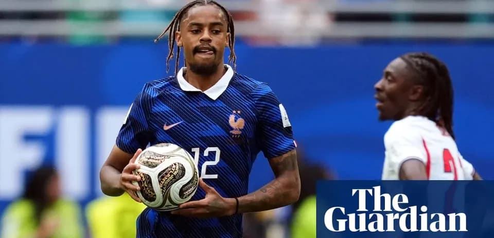 Jugador de Francia sosteniendo un balón durante el partido
