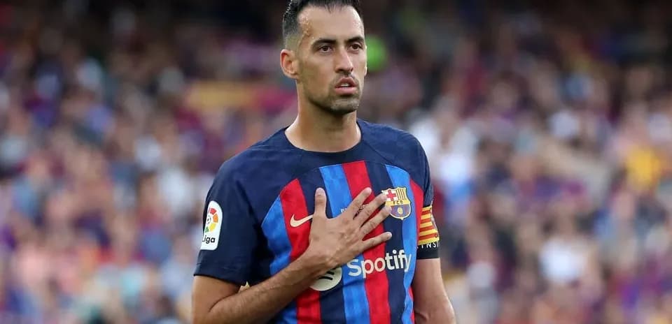 Jugador del FC Barcelona con mano en el corazón