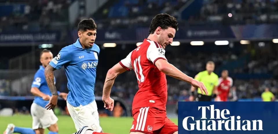 Jugador de Arsenal driblando a rival durante partido