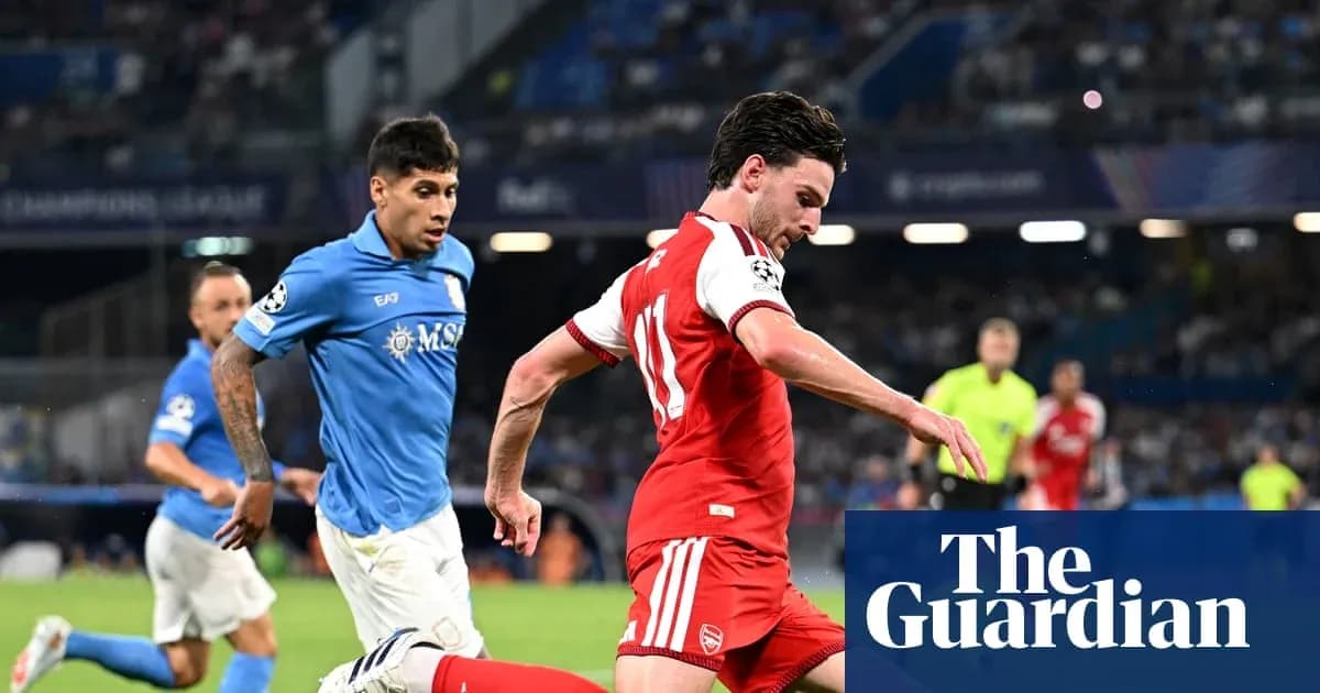 Jugador de Arsenal driblando a rival durante partido