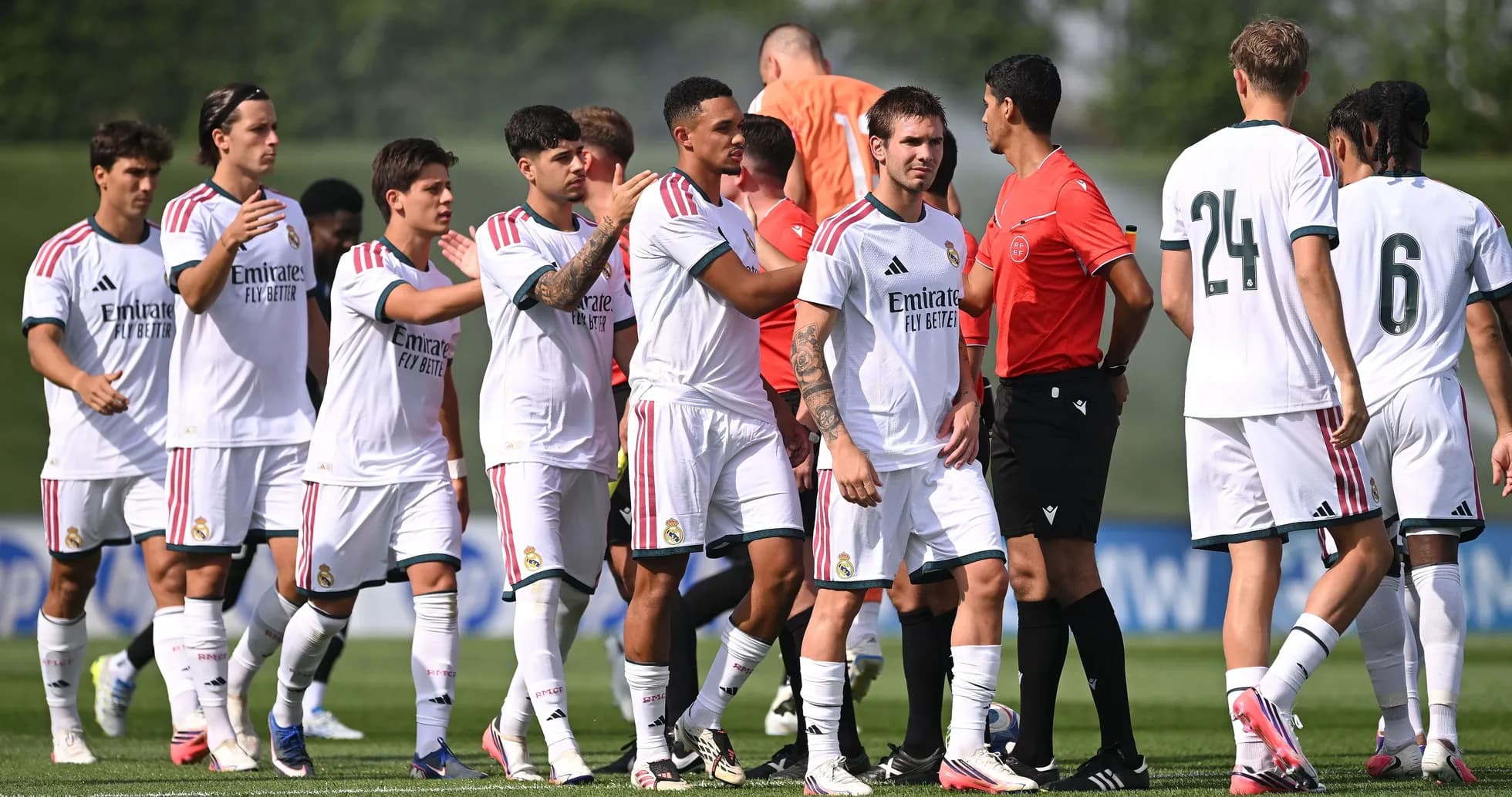 Jugadores de Real Madrid saludando al árbitro