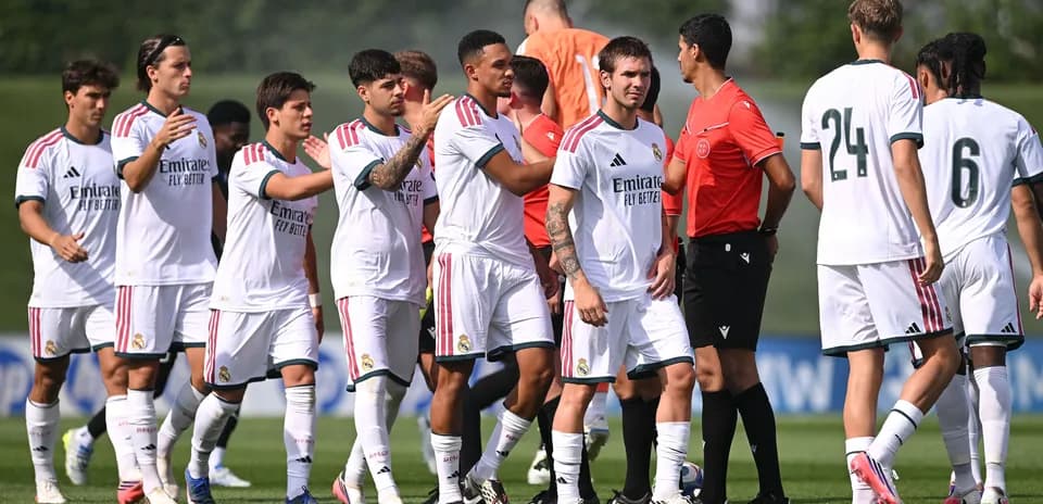 Jugadores de Real Madrid saludando al árbitro