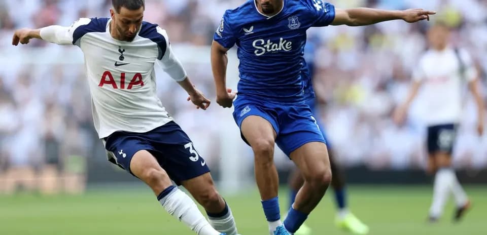 Jugador de Tottenham compitiendo por el balón