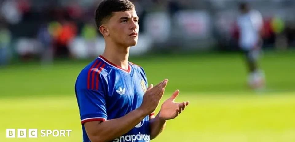 Jugador aplaudiendo en el campo durante el partido