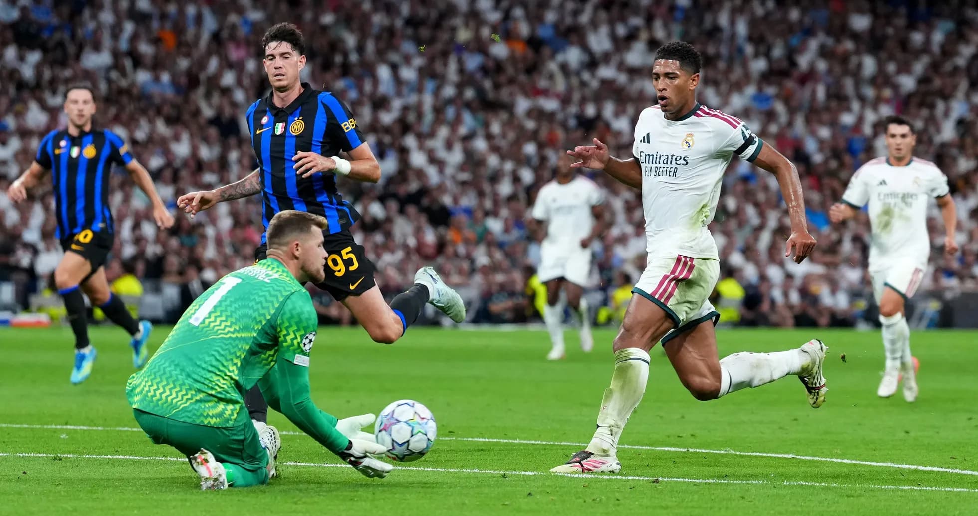 Jugadores de Real Madrid y Inter compiten por el balón