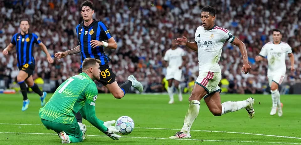 Jugadores de Real Madrid y Inter compiten por el balón