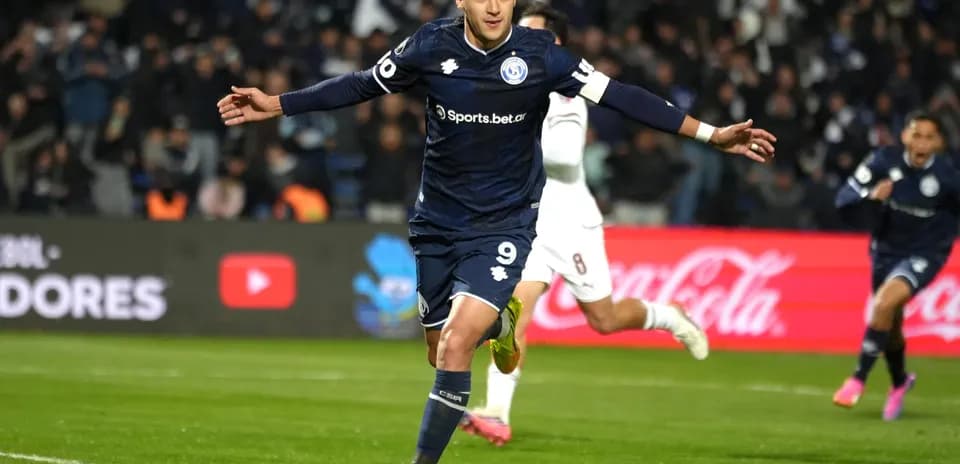 Jugador celebra un gol en el partido