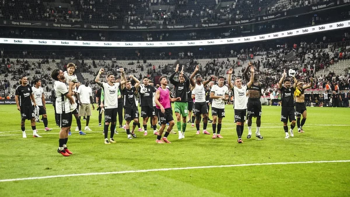 Jugadores de Beşiktaş celebrando en el campo