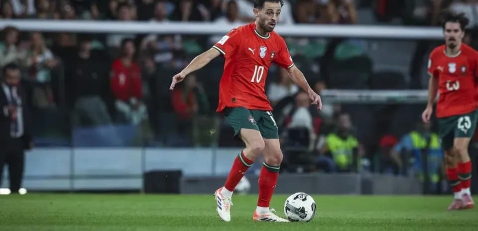Jugador de Portugal controlando el balón en el campo