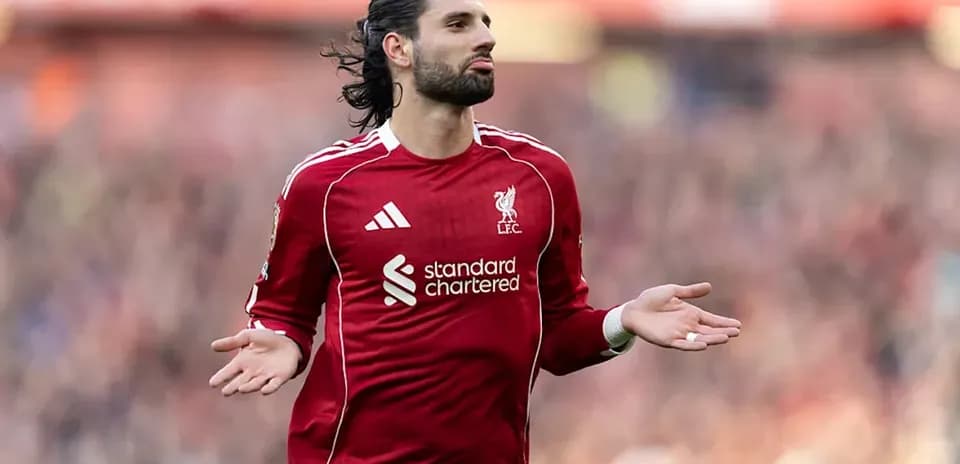 Jugador de Liverpool en acción durante el partido