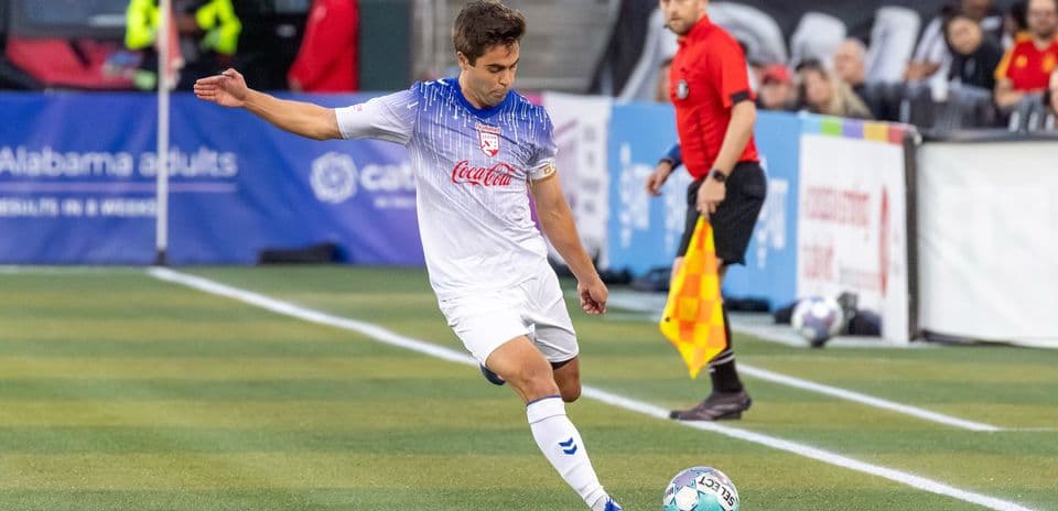 Jugador pateando el balón durante el partido