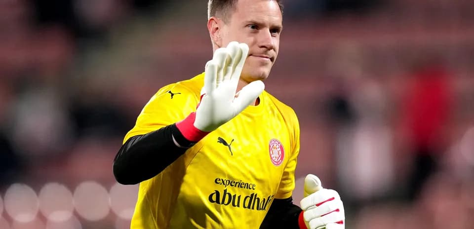 Portero saludando con guantes en uniforme amarillo