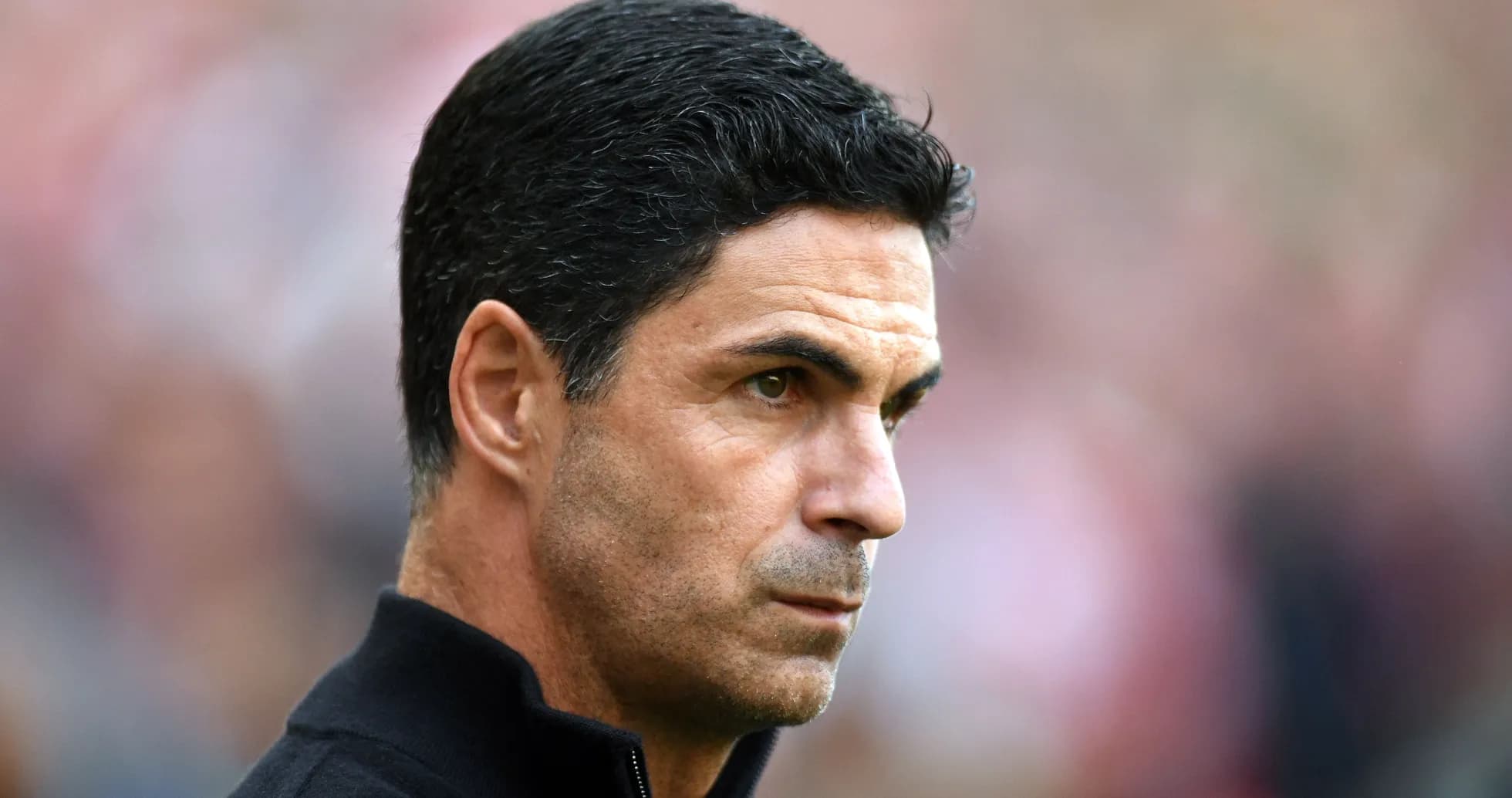 Entrenador observando el partido desde la línea