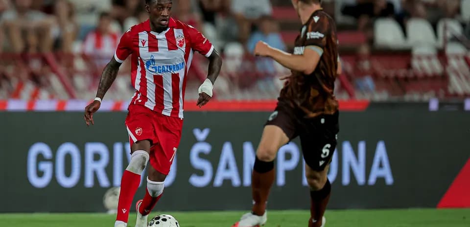 Jugador de FK Crvena Zvezda en acción