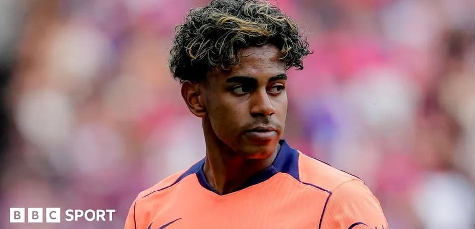 Jugador de fútbol con camiseta del Barcelona en campo