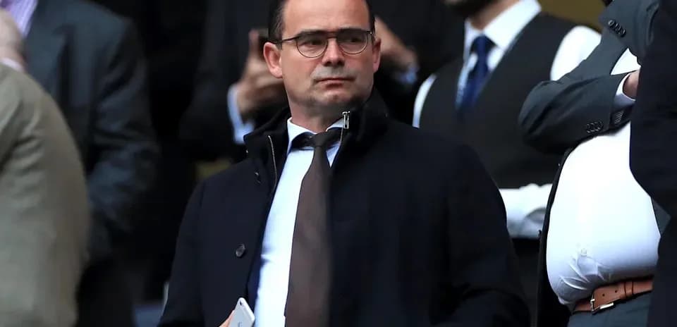 Hombre con gafas observando en un evento deportivo