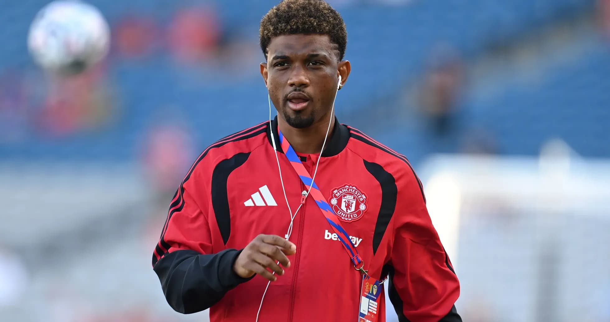 Jugador de Manchester United calentando antes del partido