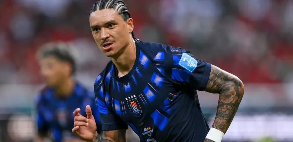 Jugador corriendo en el campo durante el partido