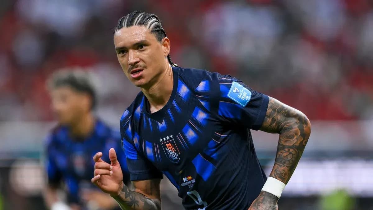 Jugador corriendo en el campo durante el partido