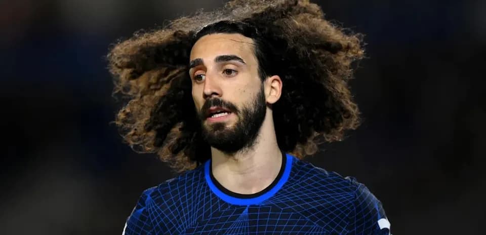 Jugador de Chelsea con cabello rizado en partido