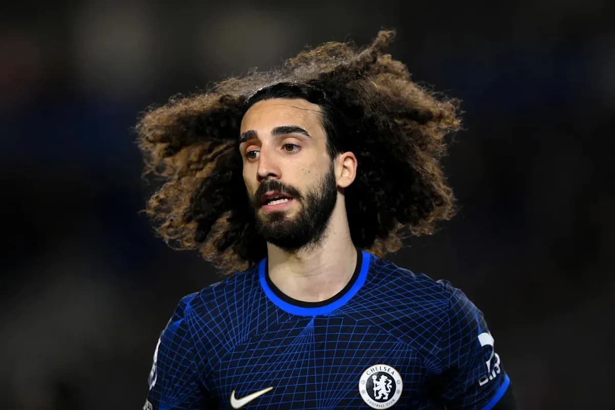 Jugador de Chelsea con cabello rizado en partido