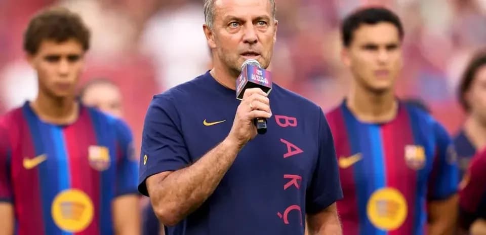 Entrenador hablando durante evento del FC Barcelona
