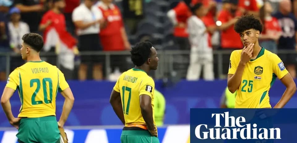 Jugadores de Australia en el campo tras el partido