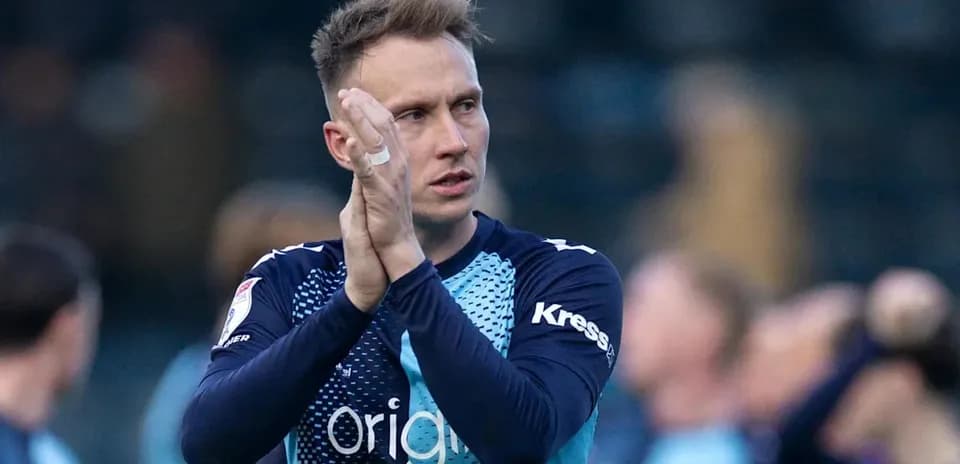 Jugador aplaudiendo tras el partido en el campo