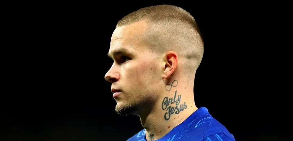 Jugador con tatuaje en el cuello durante partido