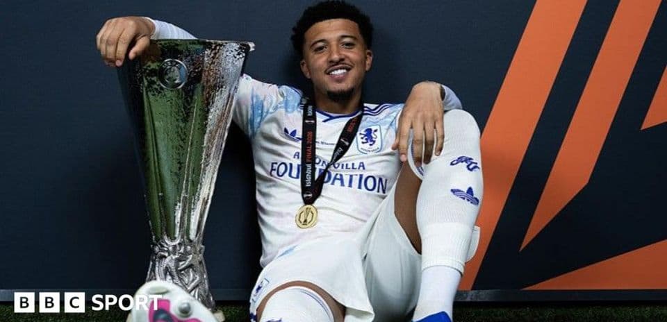 Jugador posando con trofeo de la UEFA Europa League