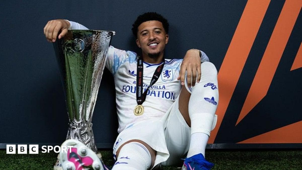 Jugador posando con trofeo de la UEFA Europa League