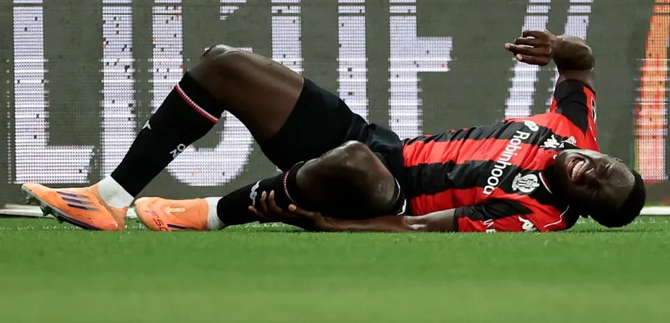 Jugador tendido en el suelo tras lesión durante partido