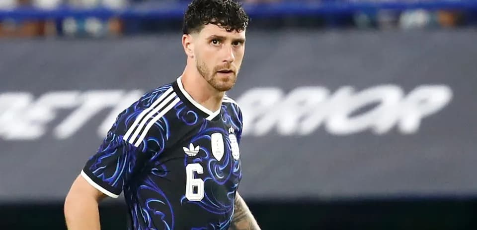 Jugador con camiseta de Argentina en el campo