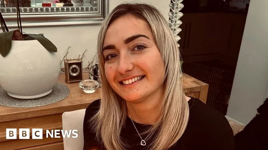 Mujer sonriendo en un entorno doméstico acogedor
