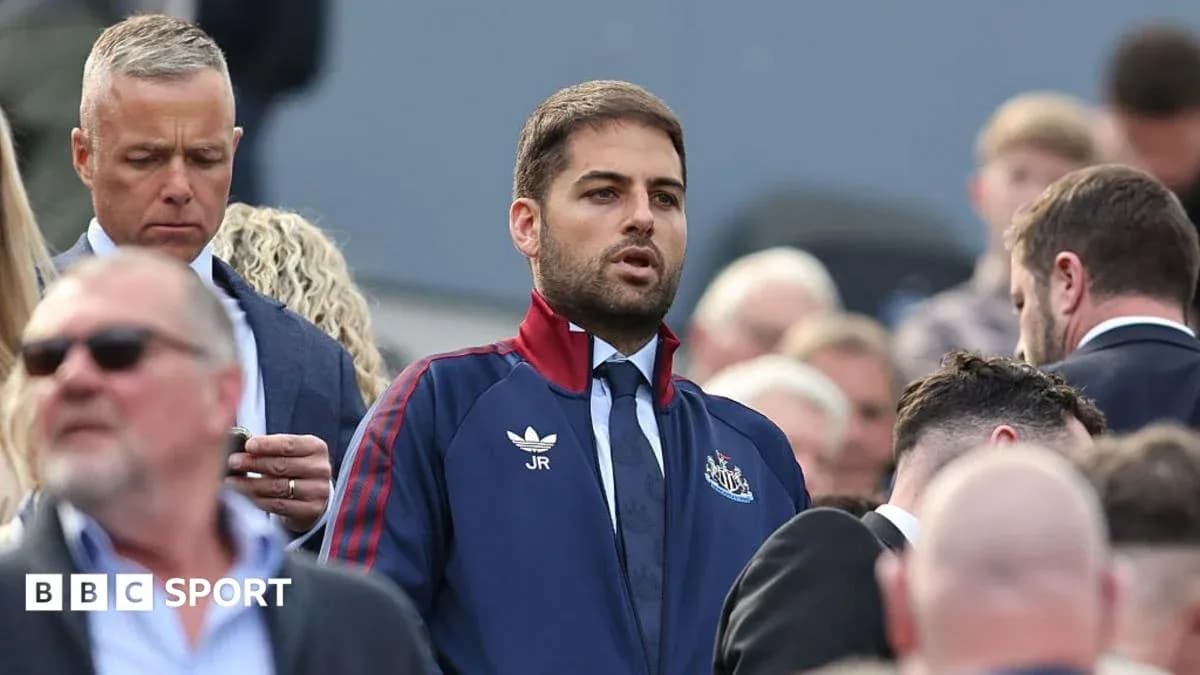 Hombre con chaqueta de Newcastle en evento público