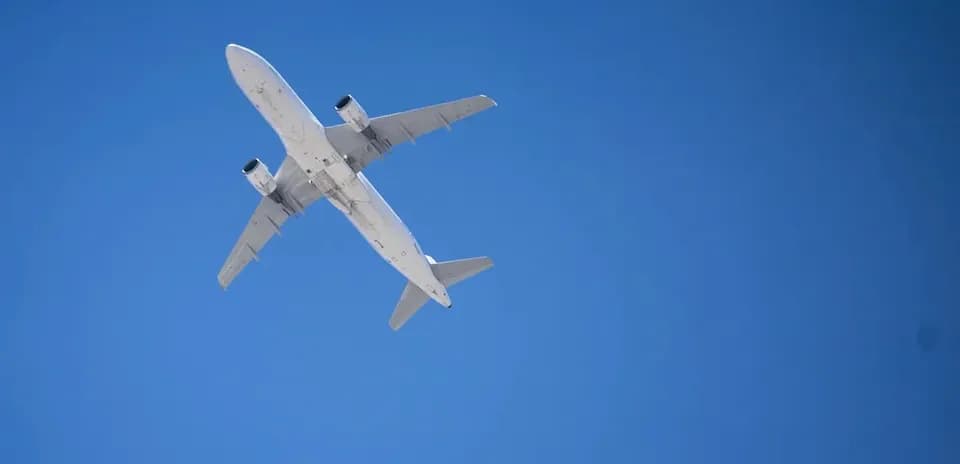 Avión volando en el cielo azul despejado
