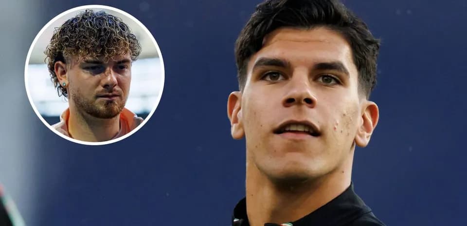 Dos jugadores de fútbol posando para la cámara