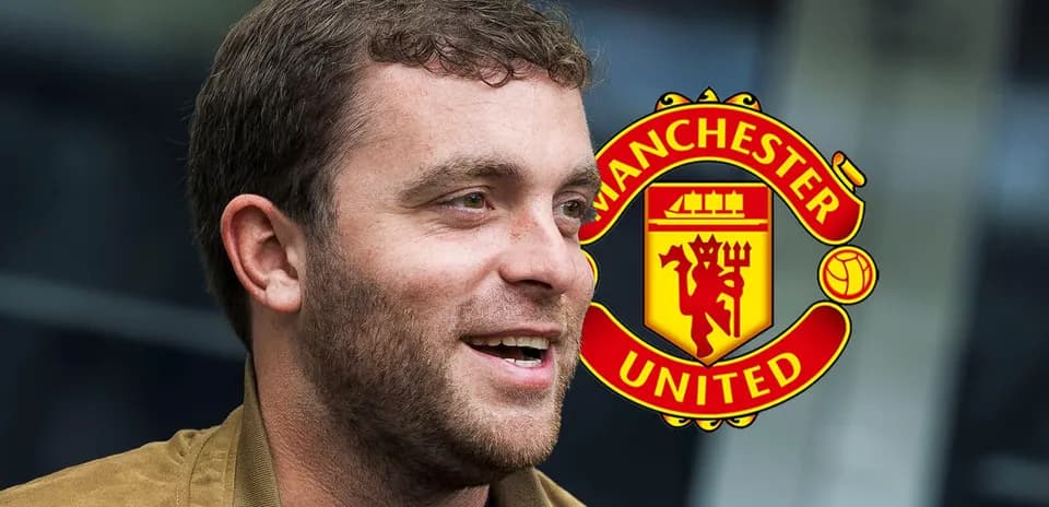 Persona sonriendo con logo de Manchester United de fondo