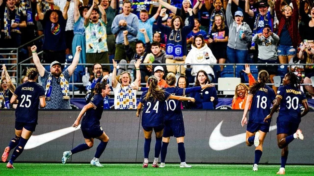 Jugadoras celebrando un gol en el estadio