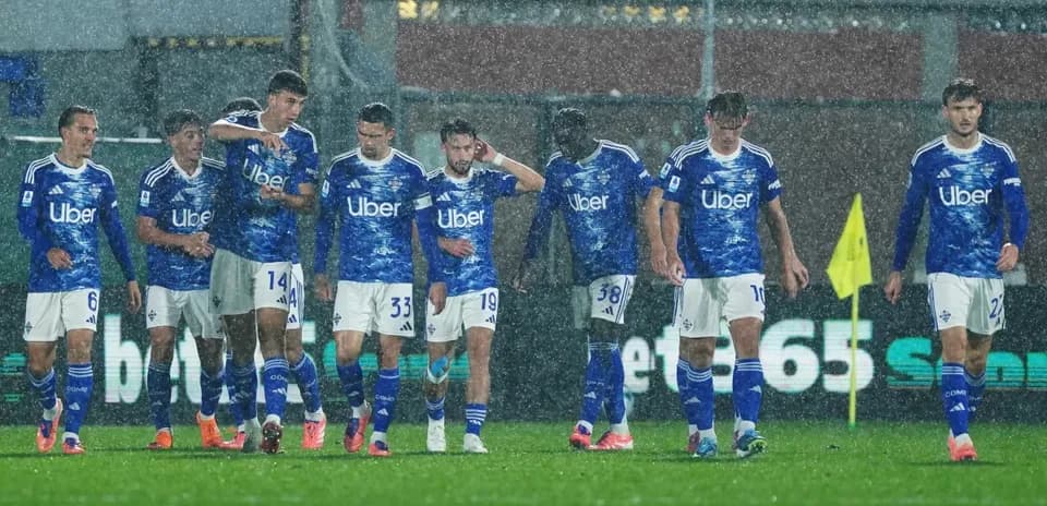 Jugadores de Como en un partido de fútbol