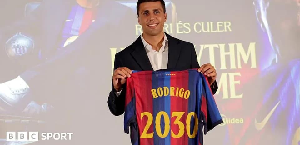 Jugador presenta camiseta del FC Barcelona con nombre Rodrigo
