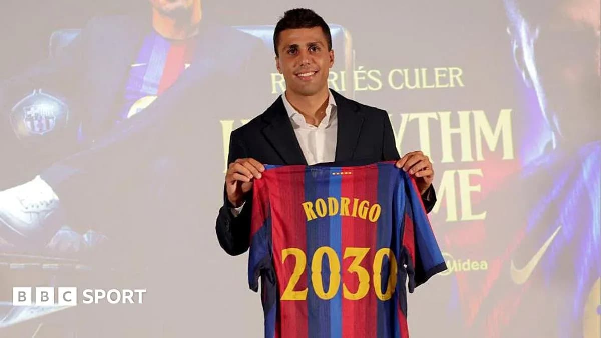 Jugador presenta camiseta del FC Barcelona con nombre Rodrigo