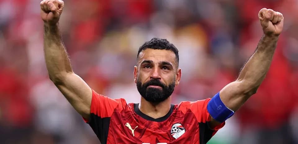 Jugador egipcio levantando los brazos en celebración