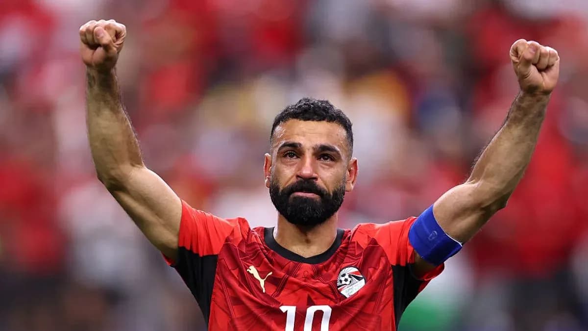 Jugador egipcio levantando los brazos en celebración