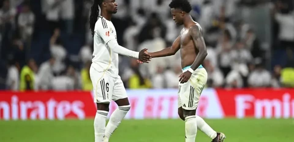 Jugadores de Real Madrid saludándose tras el partido