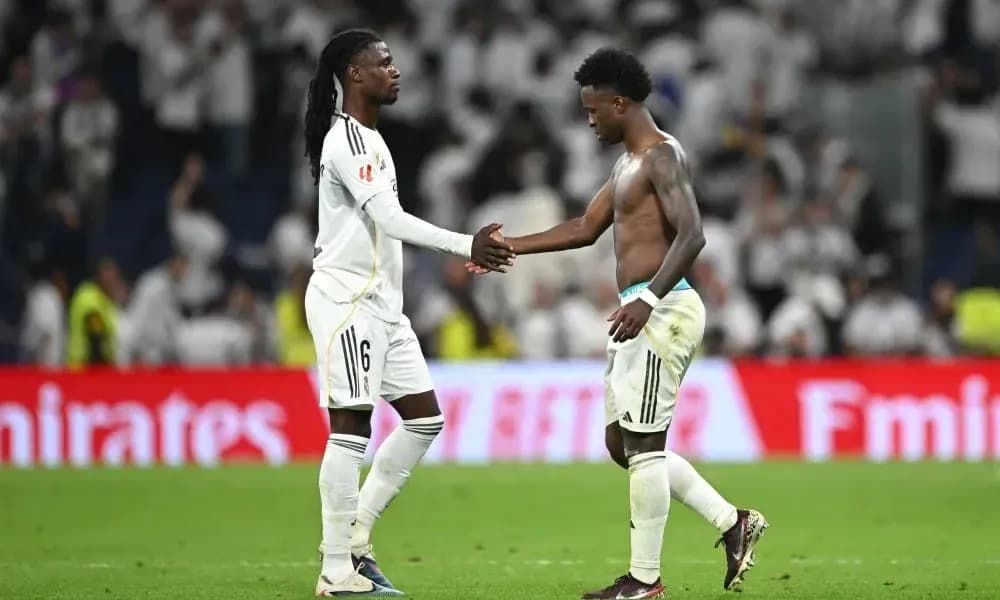 Jugadores de Real Madrid saludándose tras el partido
