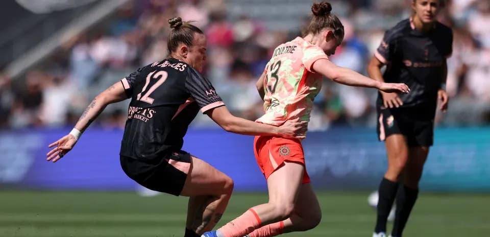Jugadora de Portland Thorns W driblando a rival